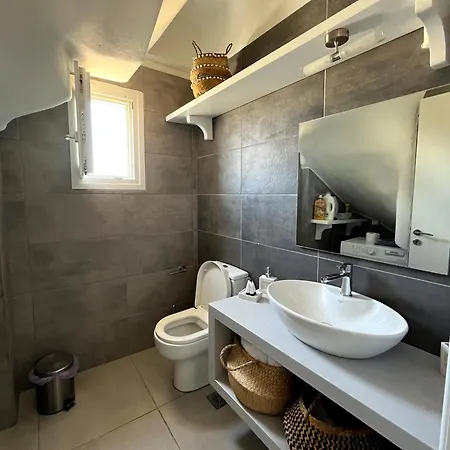 Prázdninový dům Quiet 3-bedroom Sea View House With Shared Pool *