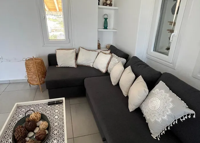 Vakantiehuis Quiet 3-bedroom Sea View House With Shared Pool